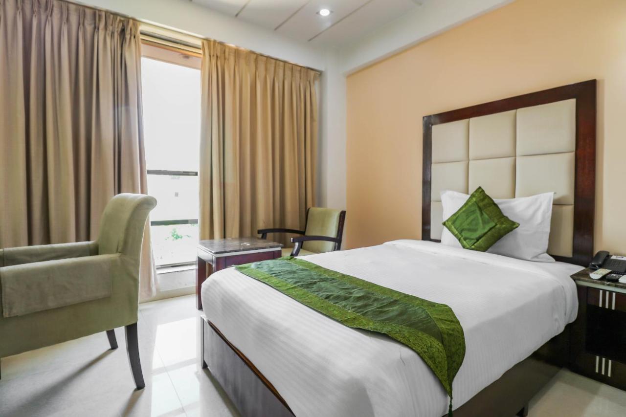 אחמדאבאד Treebo Trend Hotel Parker מראה חיצוני תמונה
